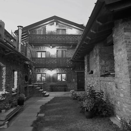 Suite Del Villaggio Sarre Exterior photo