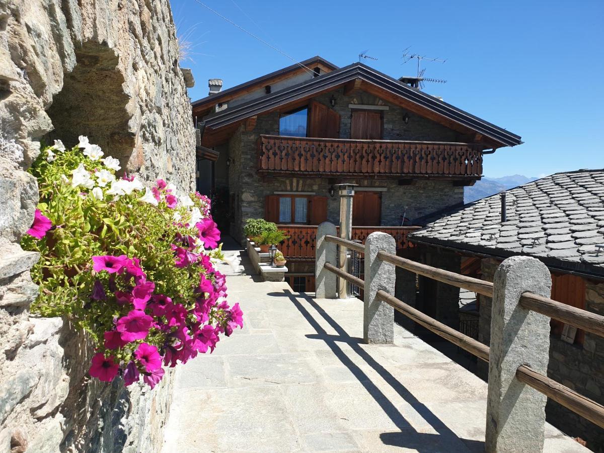 Suite Del Villaggio Sarre Exterior photo