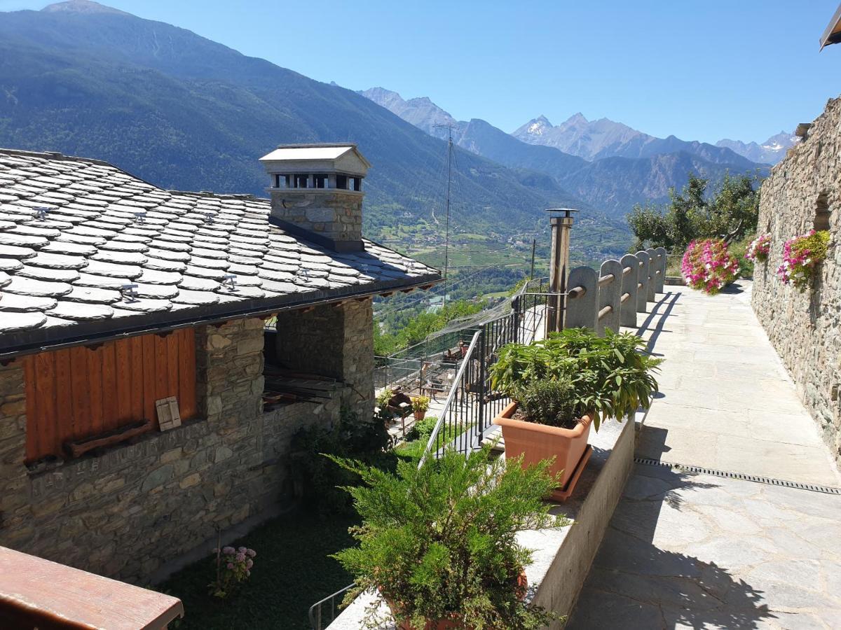 Suite Del Villaggio Sarre Exterior photo