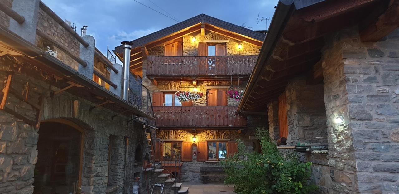 Suite Del Villaggio Sarre Exterior photo